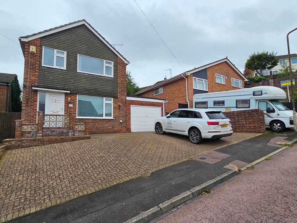 4 bed detached house to rent in Lyndhurst Road, River, Dover CT17, £