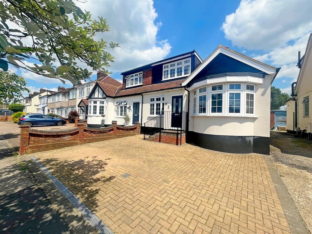 3 bed semidetached bungalow for sale in Hillfoot Avenue, Romford RM5
