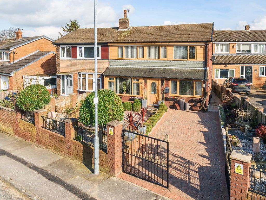 4 bed semidetached house for sale in Meadowfields Close, Crofton