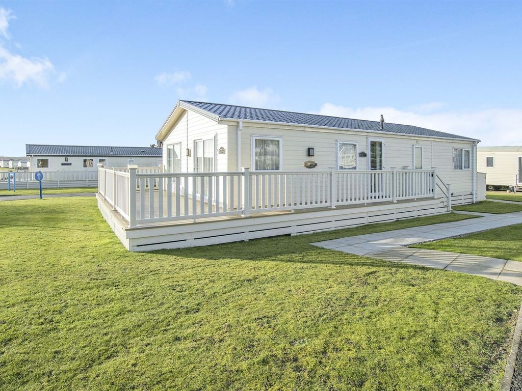 2 bed mobile/park home for sale in Beach Road, Kessingland, Lowestoft