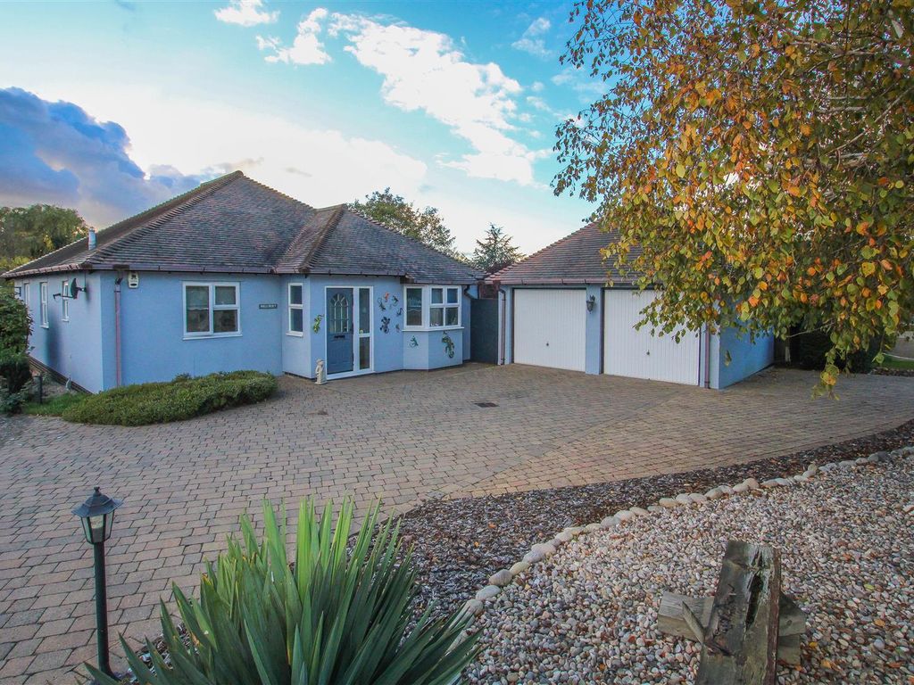 3 bed detached bungalow for sale in Lower Road, Mountnessing, Brentwood