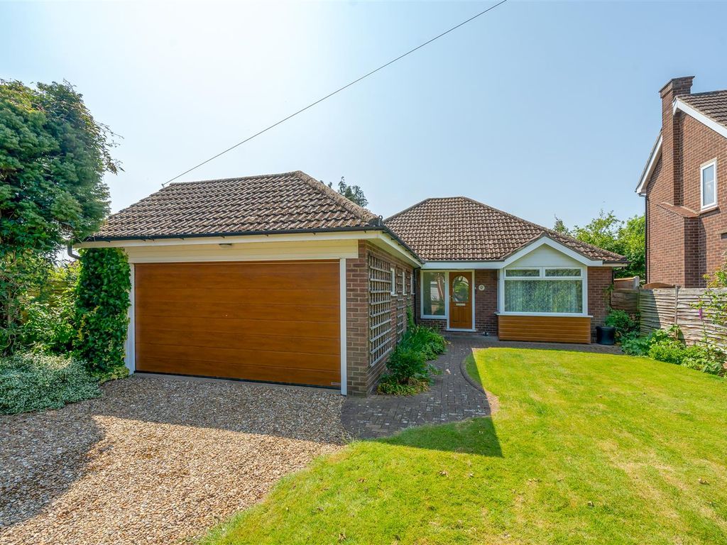 3 bed detached bungalow for sale in Balmoral Avenue, Bedford MK40 Zoopla