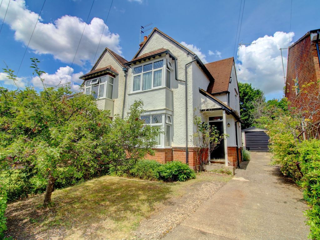 3 bed semidetached house for sale in Clarendon Road, High HP13