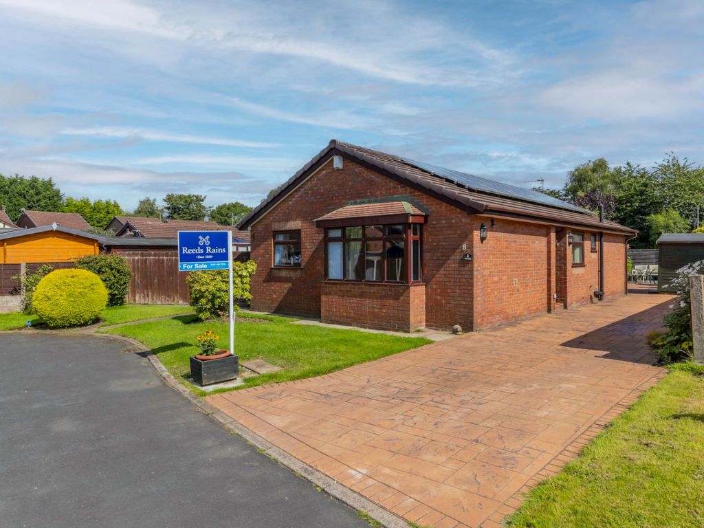 3 bed bungalow for sale in Close, Bredbury, Stockport, Cheshire