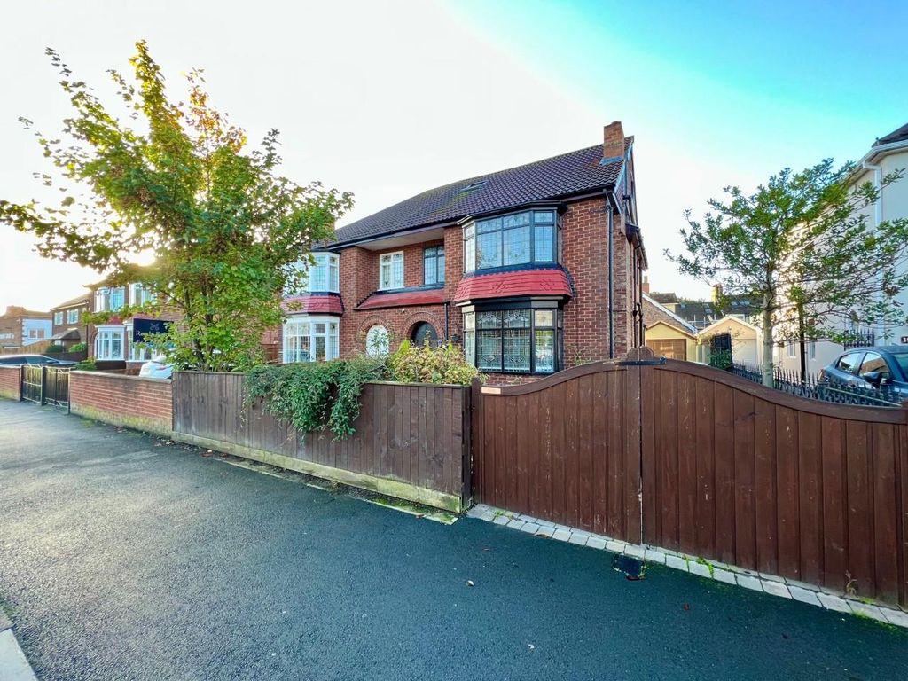4 bed semidetached house for sale in Darlington Road, Hartburn