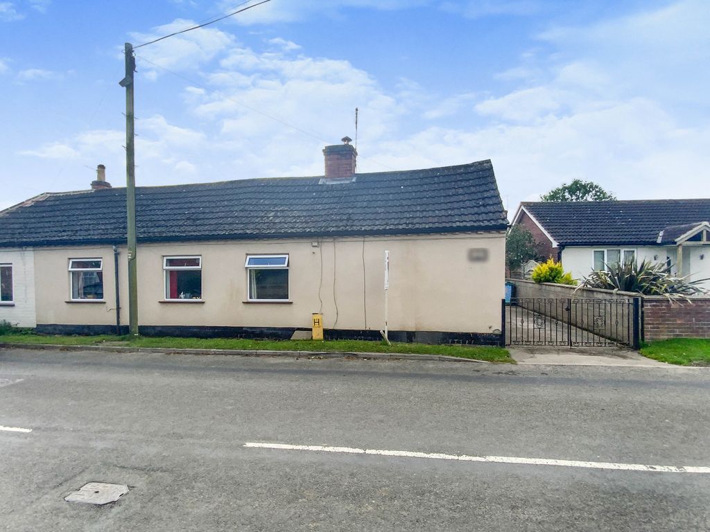3 bed semidetached bungalow for sale in Main Street, Claypole, Newark