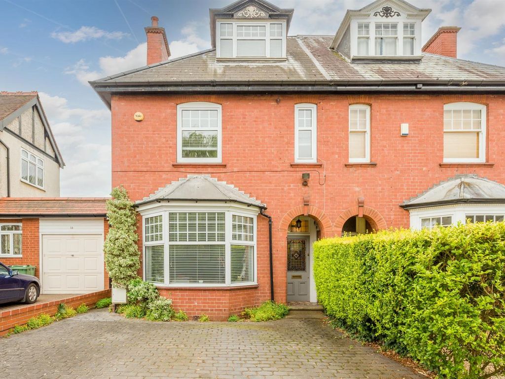 4 bed semidetached house for sale in Bromley Lane, Kingswinford DY6