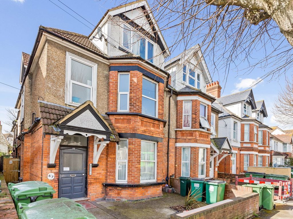 Studio to rent in Cheriton Road, Folkestone, Folkestone CT20, £725 pcm