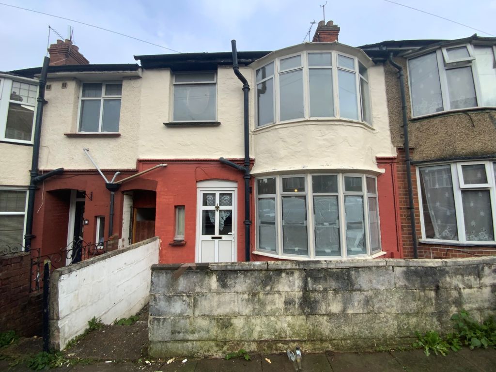 3 bed terraced house to rent in Harcourt Street, Luton, Bedfordshire