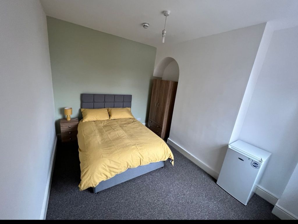 6 bed terraced house for sale in Warmsworth Road, Doncaster DN4, £