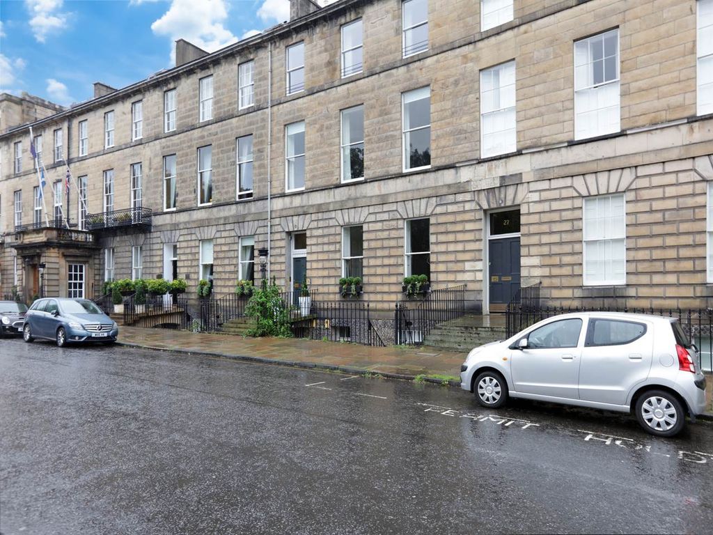 4 bed flat to rent in Abercromby Place, New Town, Edinburgh EH3, £3,500