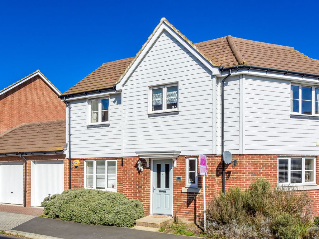 3 bed semidetached house for sale in Choir Close, Wainscott, Kent. ME3