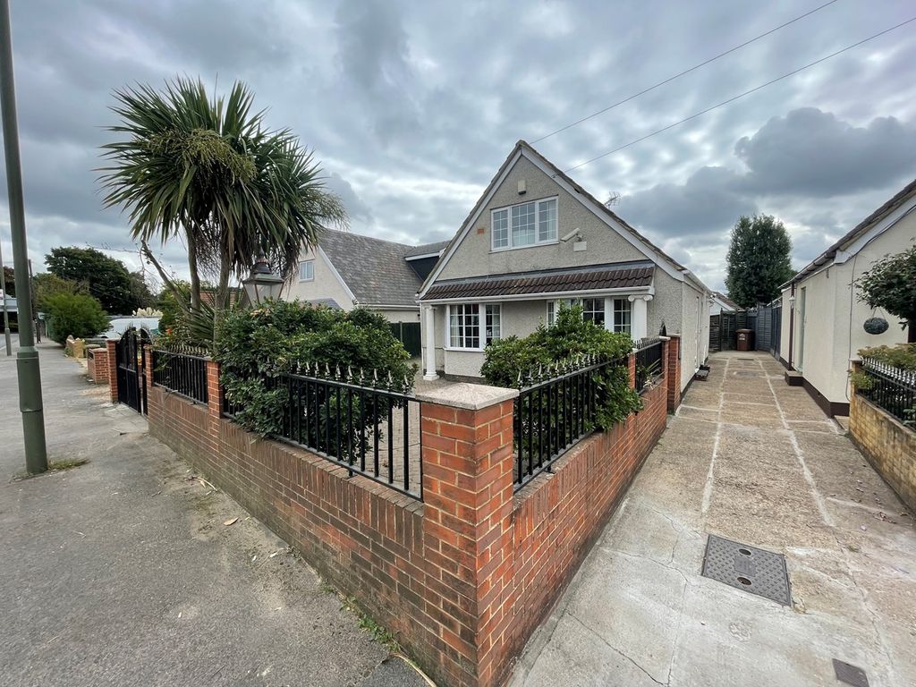 3 bed detached bungalow to rent in Feltham Road, Ashford TW15, £1,800 pcm Zoopla