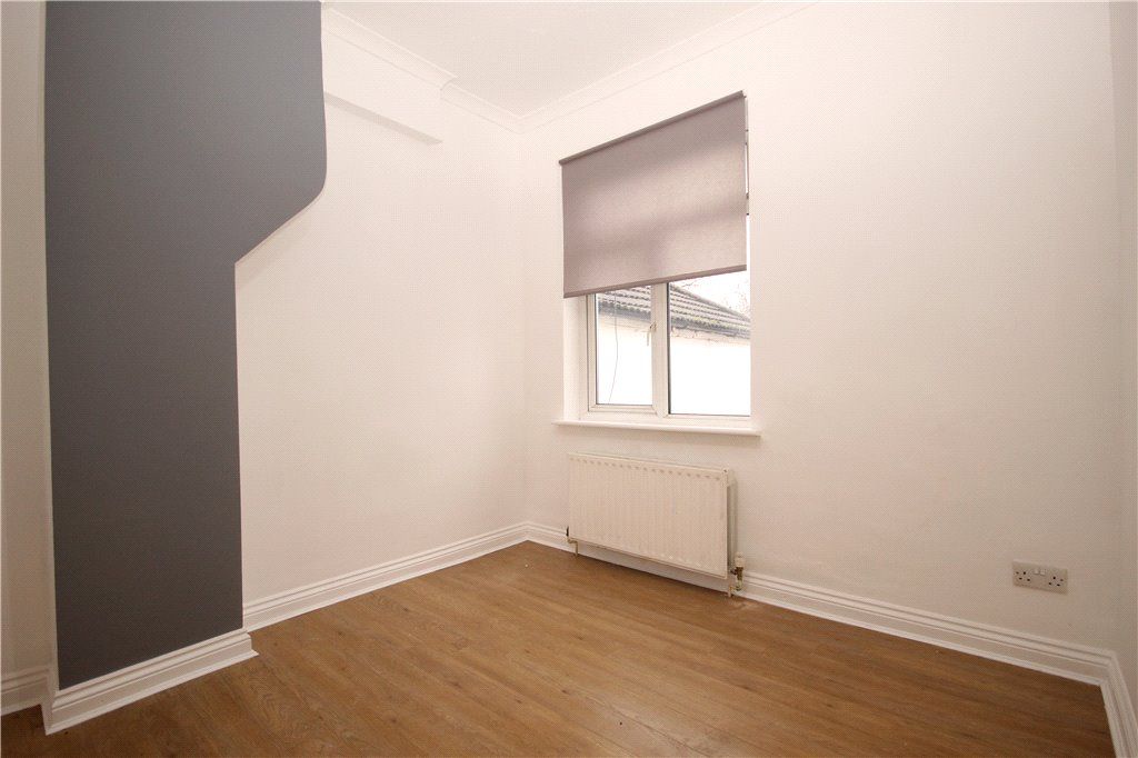 1 bed property to rent in Brighton Road, Aldershot, Hampshire GU12, £