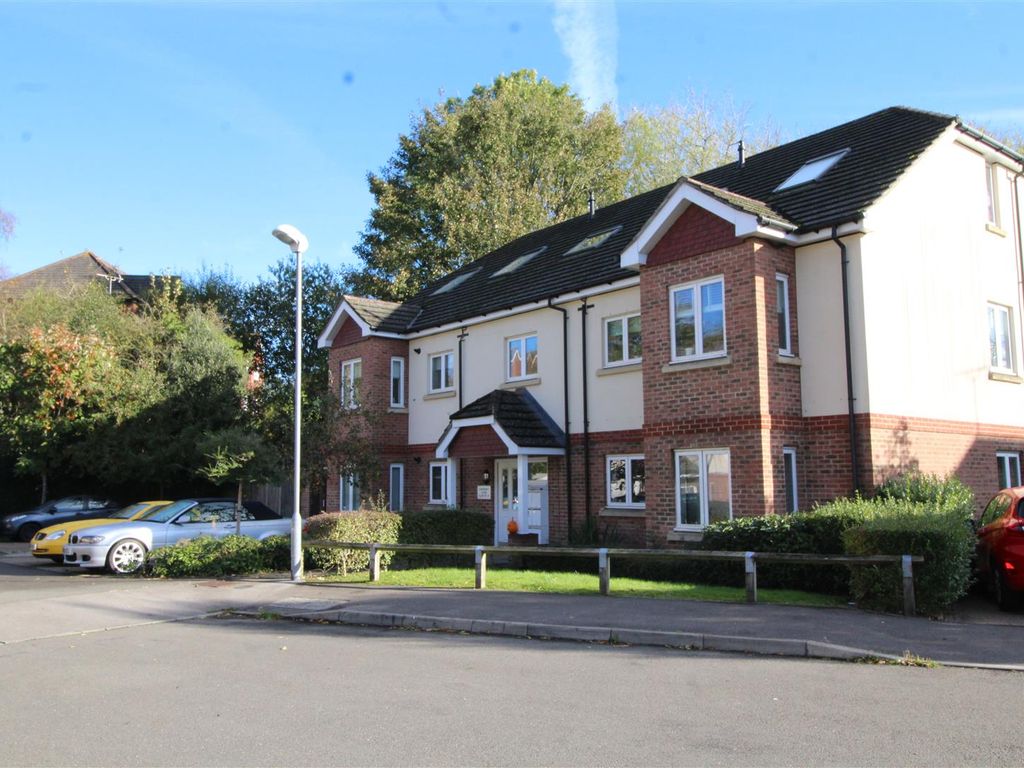 2 bed flat to rent in Centenary Close, Dunton Green, Sevenoaks TN13