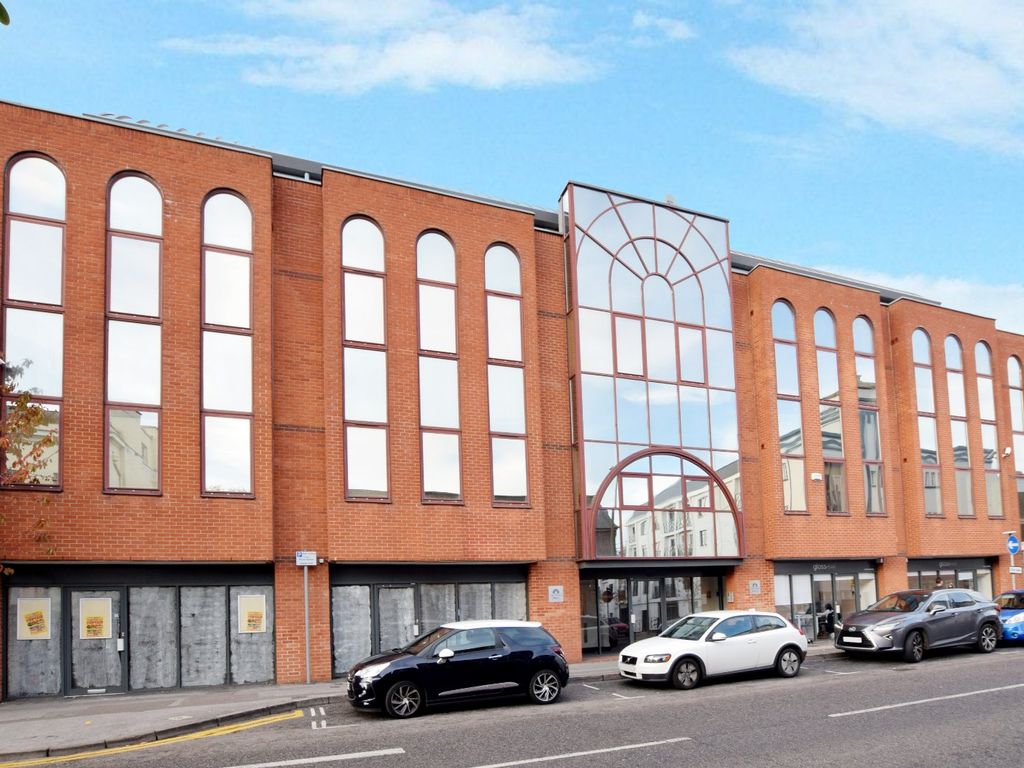 1 bed flat to rent in Chiltern House, 24 King Street, Watford, Hertfordshire WD18, £1,300 pcm