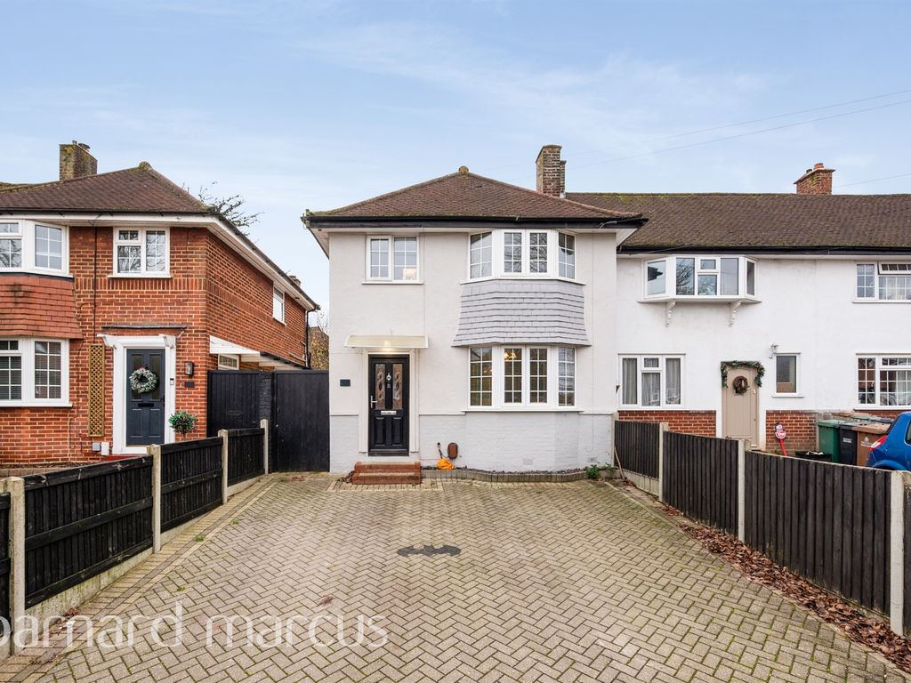 3 bed semidetached house for sale in Chapel Way, Epsom KT18, £600,000