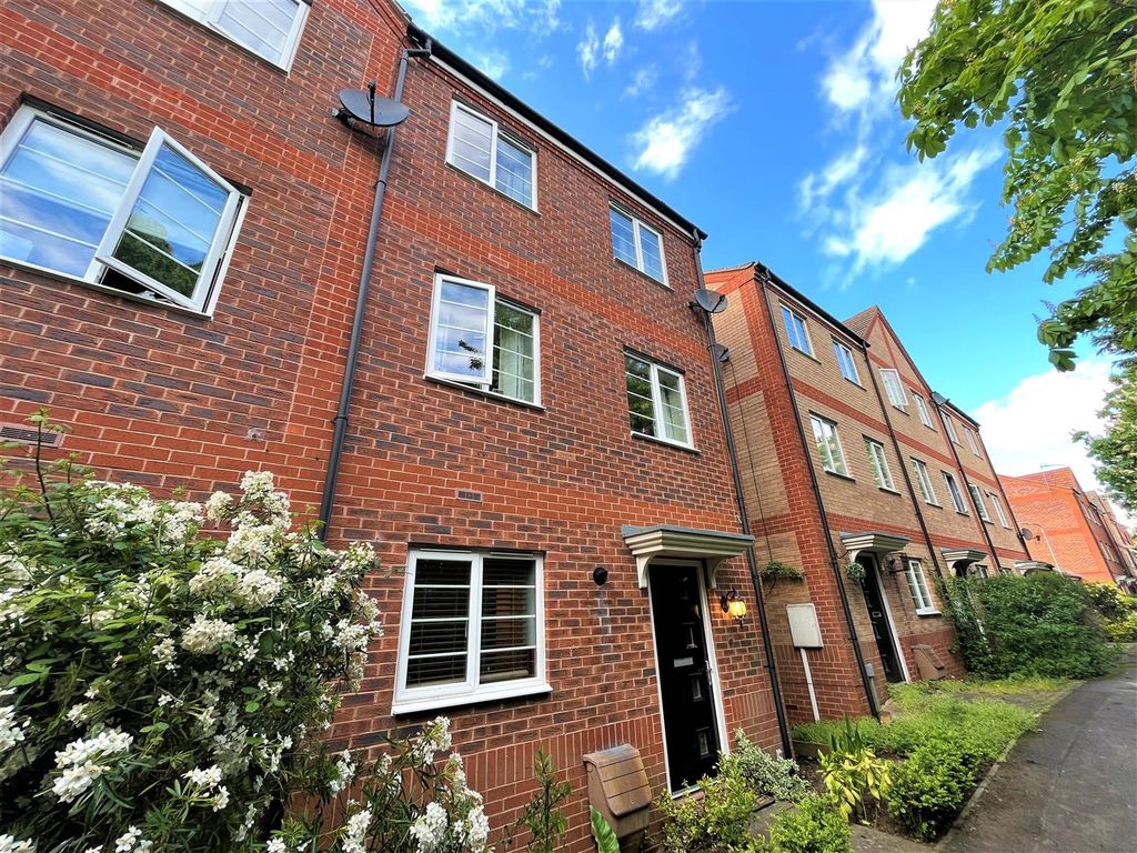 4 bed property for sale in Newport Pagnell Road, Wootton, Northampton