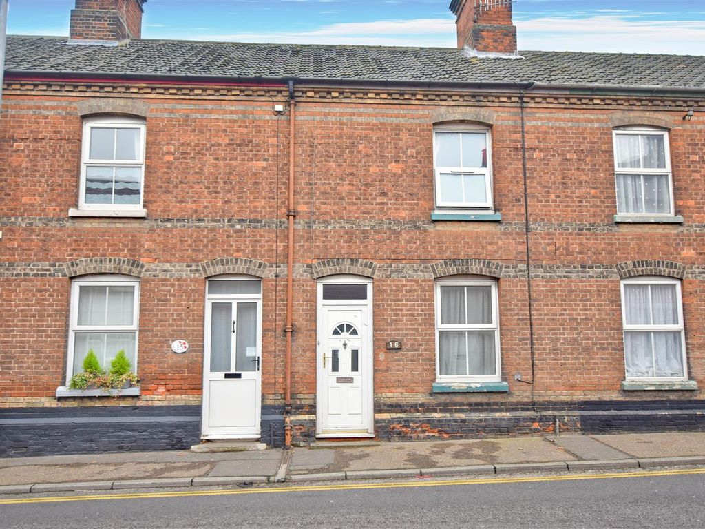 2 bed terraced house to rent in Meadow Cottages, West Street, Cromer