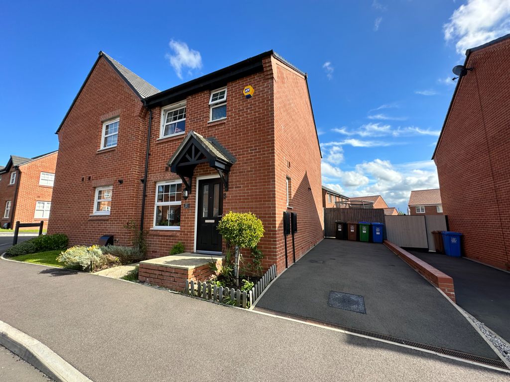 3 bed semidetached house for sale in Kirkfell Drive, Middleton