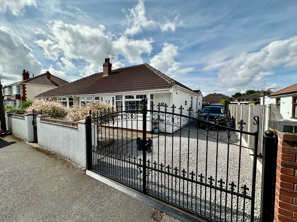 3 bed semidetached bungalow for sale in Sunnyside, Edenthorpe