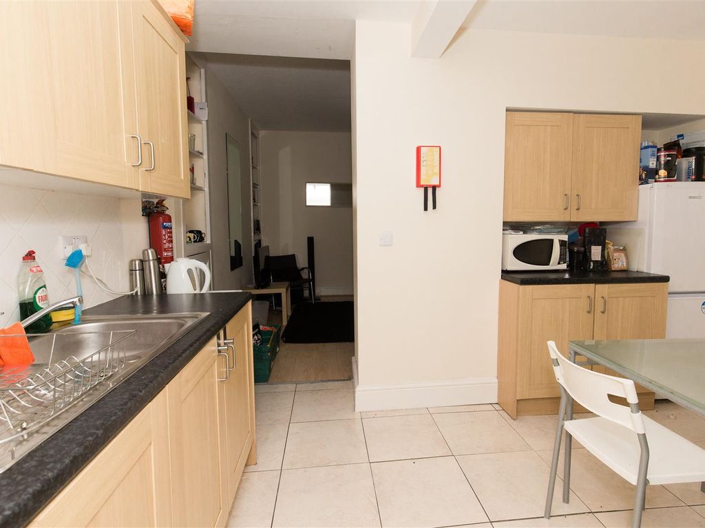 4 bed terraced house to rent in Queen Street, Treforest, Pontypridd