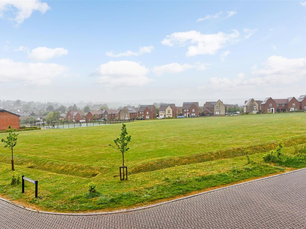 5 bed detached house for sale in Lowton Gardens, Clanfield