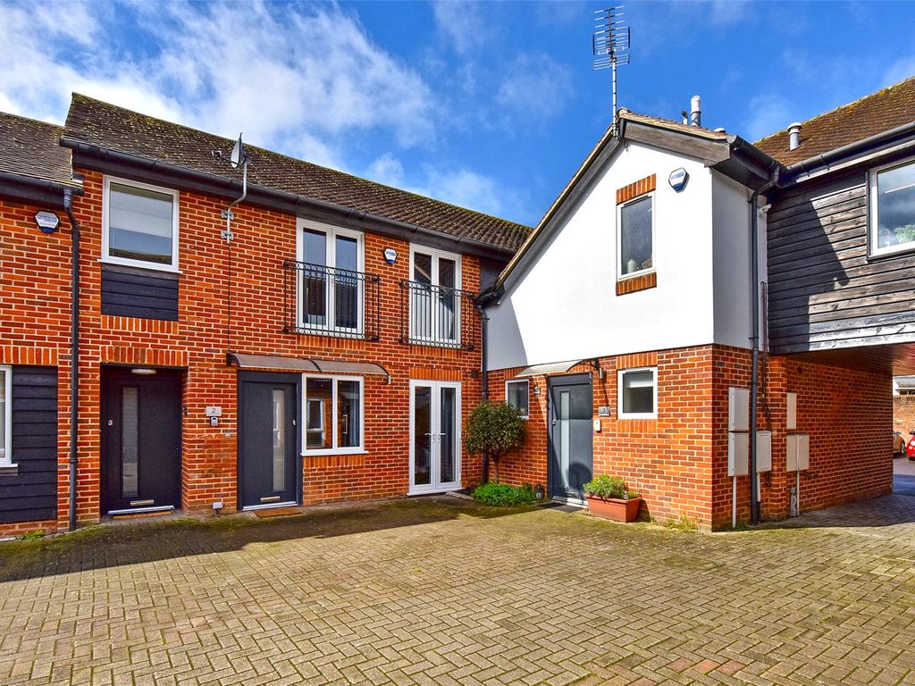 2 bed terraced house to rent in Little Marlow Road, Marlow