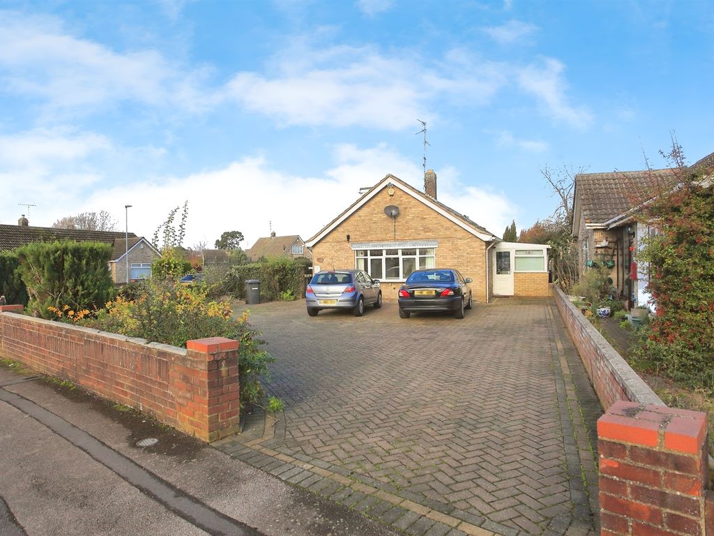 5 bed detached bungalow for sale in Gunthorpe Road, Peterborough PE4, £