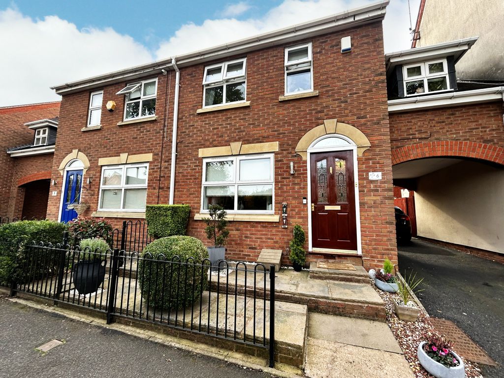 3 bed mews house for sale in Rumbush Lane, Dickens Heath, Shirley