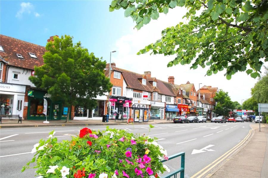 2 bed flat to rent in Old Woking Road, West Byfleet KT14 Zoopla