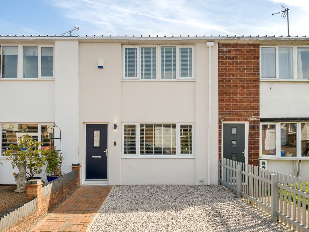 3 bed terraced house for sale in Linden Road, Dunstable, Bedfordshire