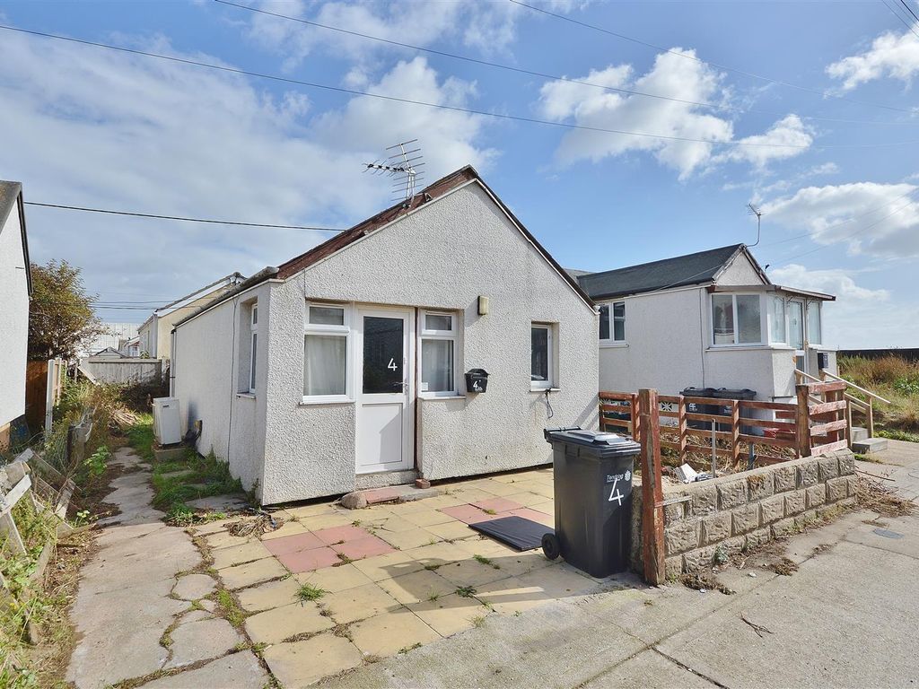 2 bed detached bungalow to rent in Alvis Avenue, Jaywick, ClactonOn