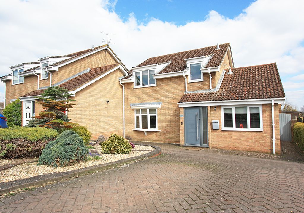 4 bed linkdetached house for sale in Priory Green, Highworth SN6, £