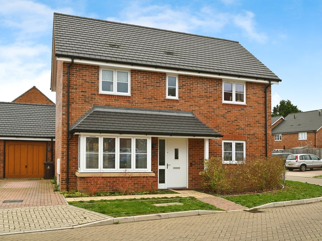 3 bed detached house for sale in Lockhart Drive, Wokingham RG40, £