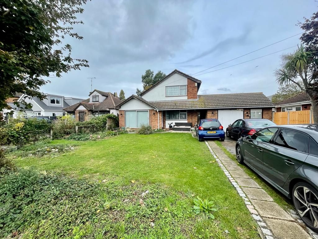 4 bed detached house for sale in Elm Road, Canvey Island SS8, £400,000