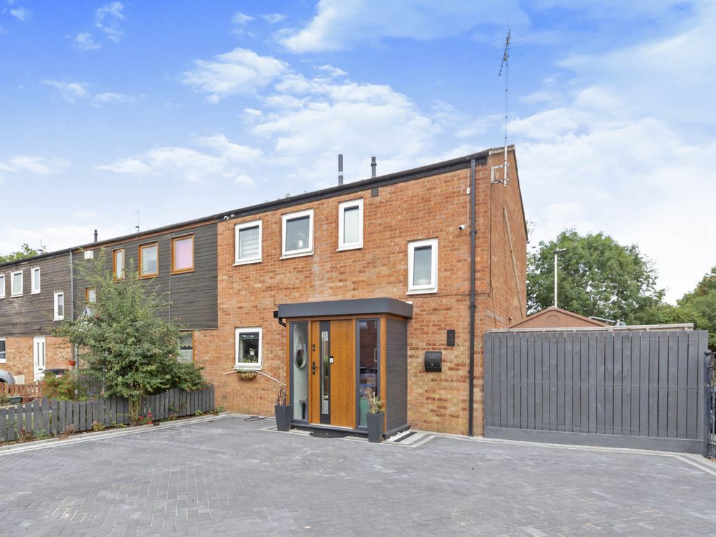 4 bed end terrace house for sale in Fowler Close, Beaumont Leys