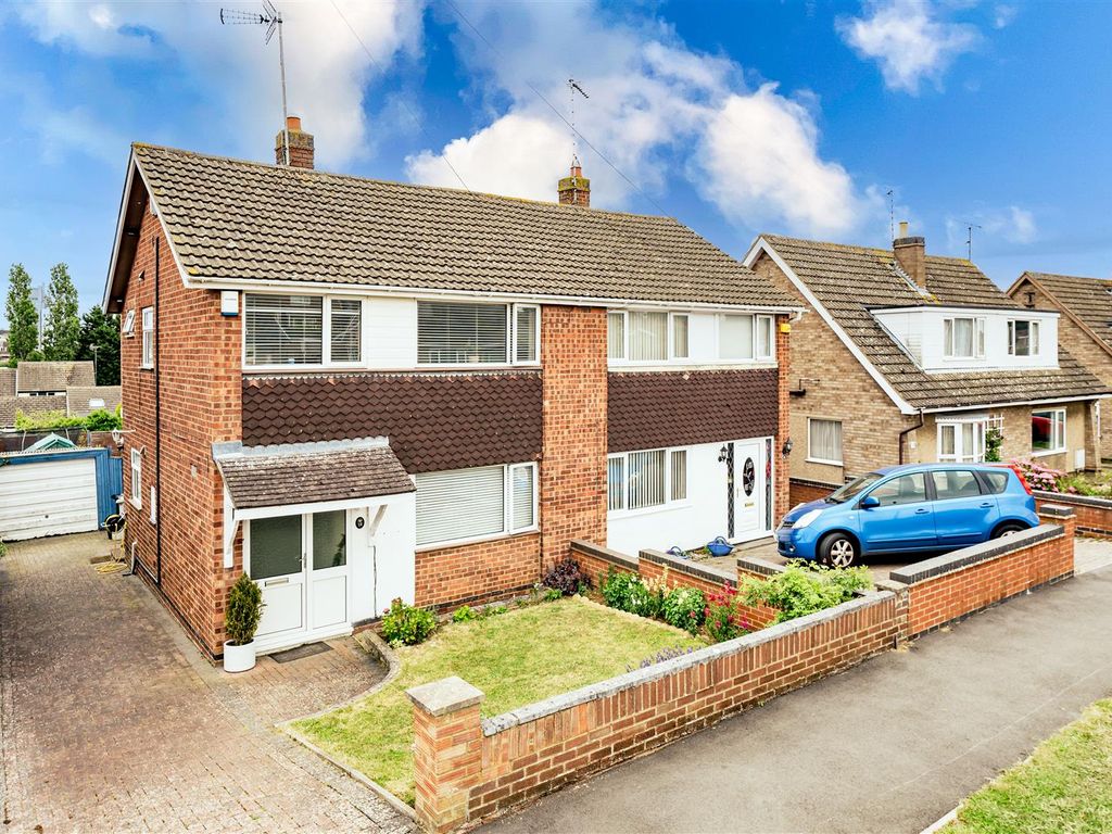 4 bed semidetached house for sale in Derwent Crescent, Kettering NN16