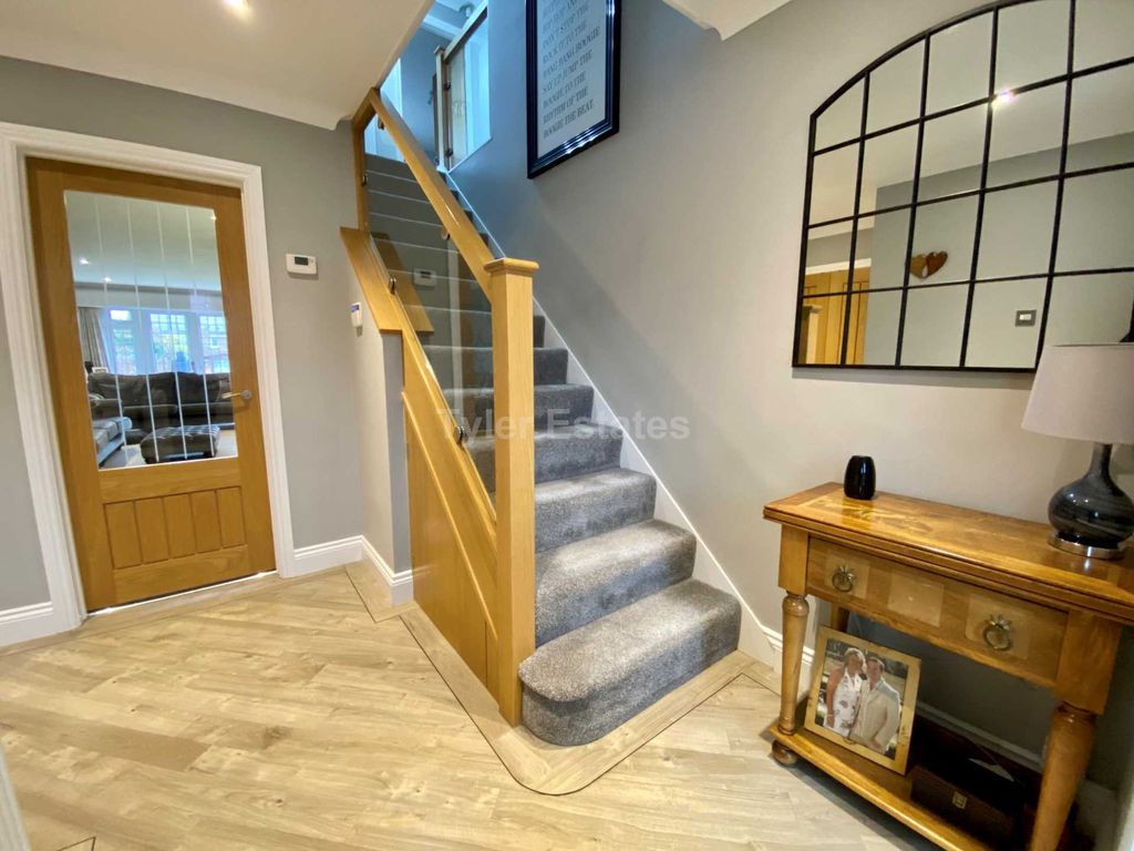 4 bed semidetached house for sale in Norsey View Drive, Billericay