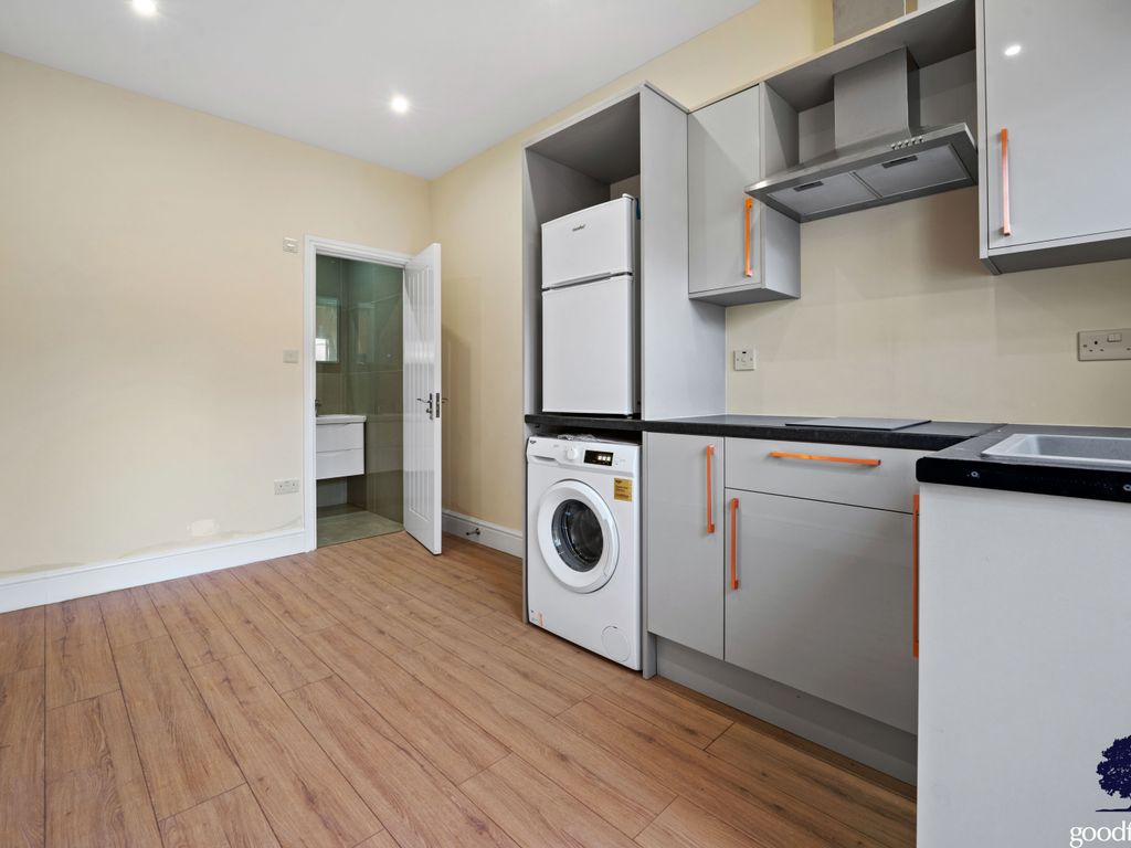 1 bed to rent in Aultone Way, Sutton SM1, £950 pcm Zoopla