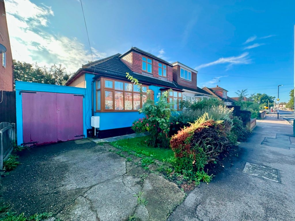 4 bed semidetached house for sale in Church Road, Harold Wood, Romford