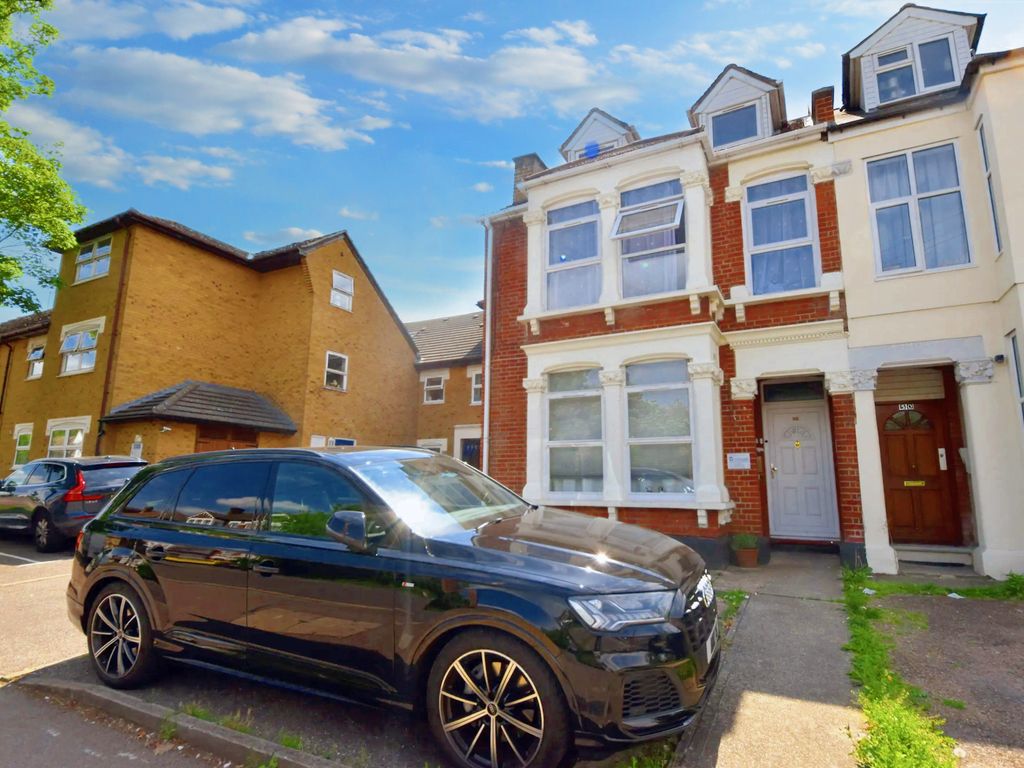 Studio to rent in Eastern Road, Romford Essex RM1, £1,100 pcm Zoopla