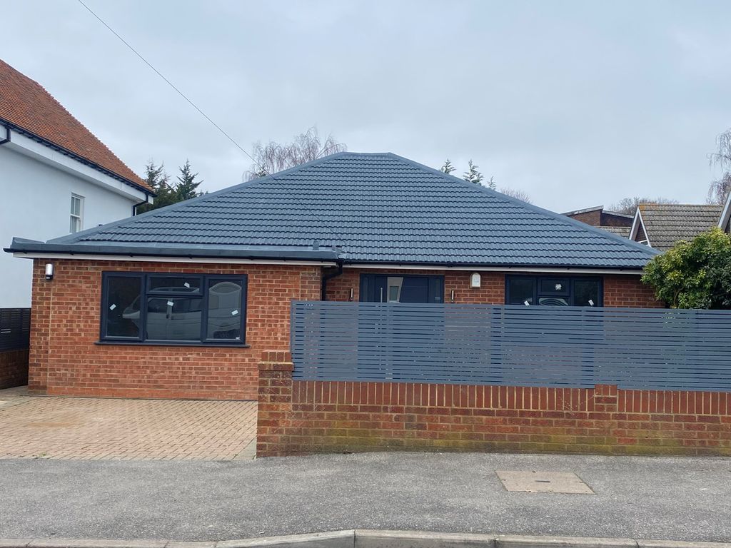 4 bed bungalow for sale in Manor Lane, Lower Sunbury TW16 Zoopla