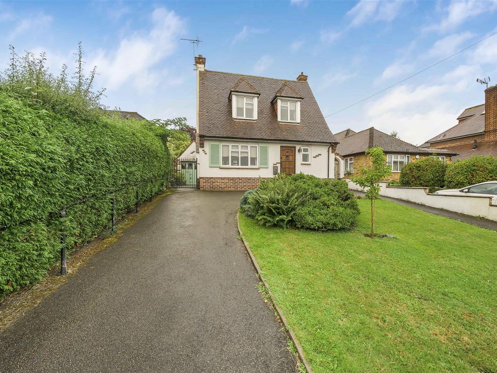 2 bed detached house for sale in Dean Close, Uxbridge UB10, £675,000
