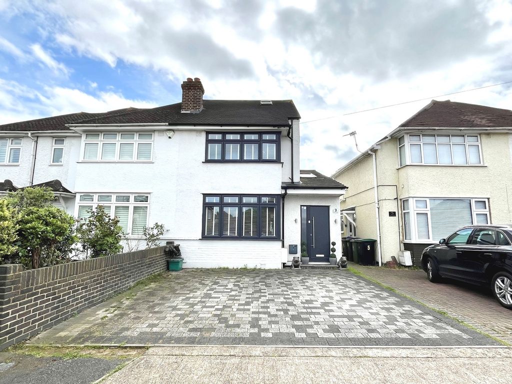 3 bed semidetached house for sale in Oakcroft Villas, Chessington