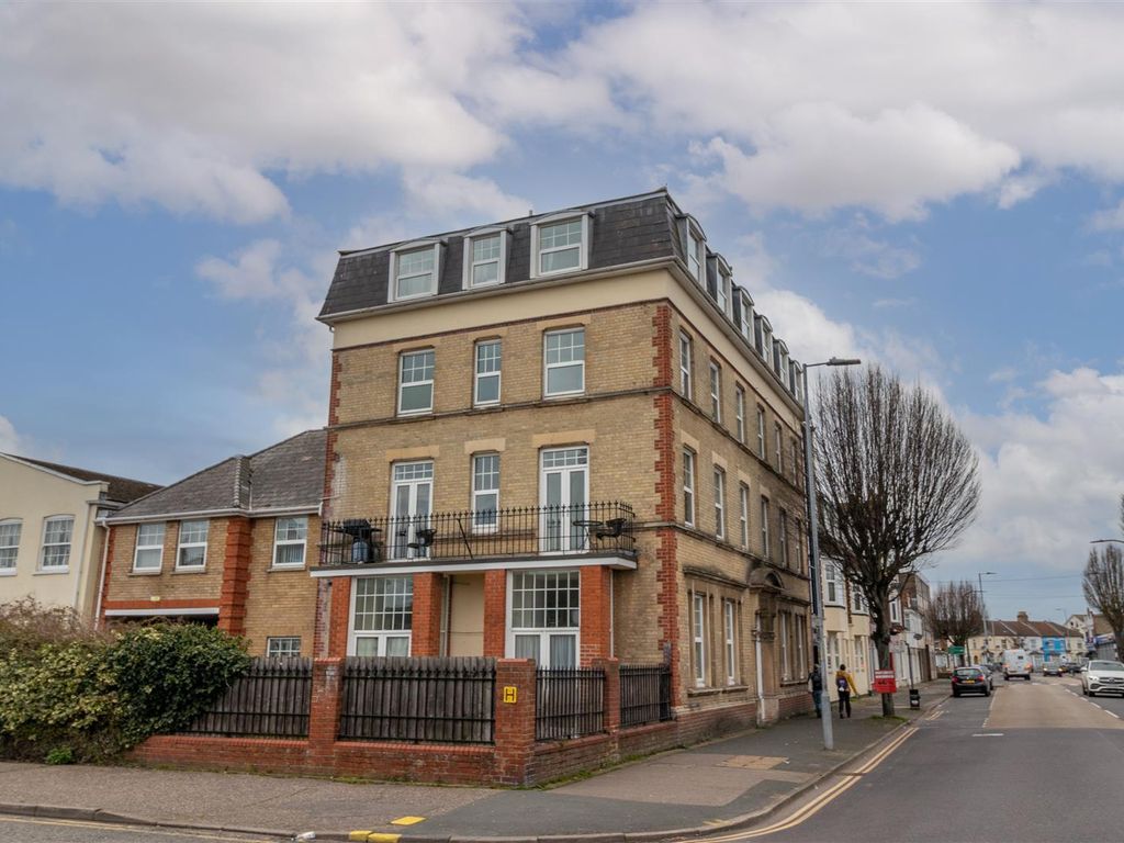 2 bed flat to rent in Victoria Heights, Carnarvon Road, ClactonOnSea
