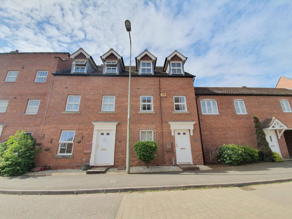3 bed terraced house to rent in Winter Gardens Way, Banbury, Oxon OX16