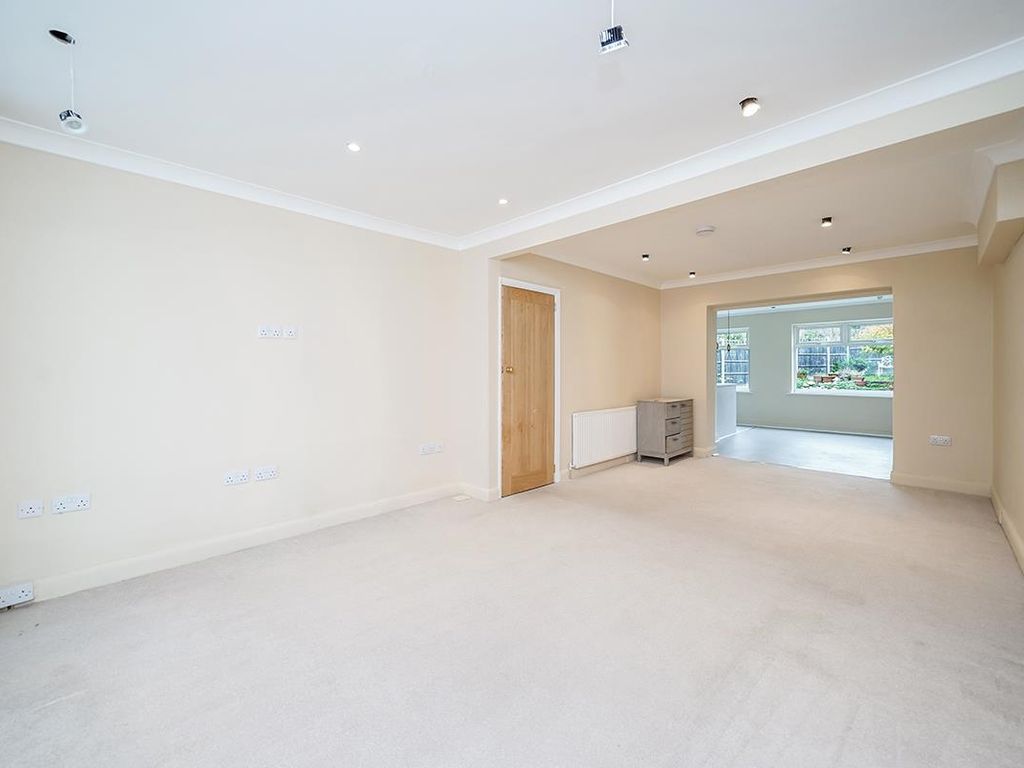 3 bed semidetached house to rent in Kings Head Hill, North Chingford