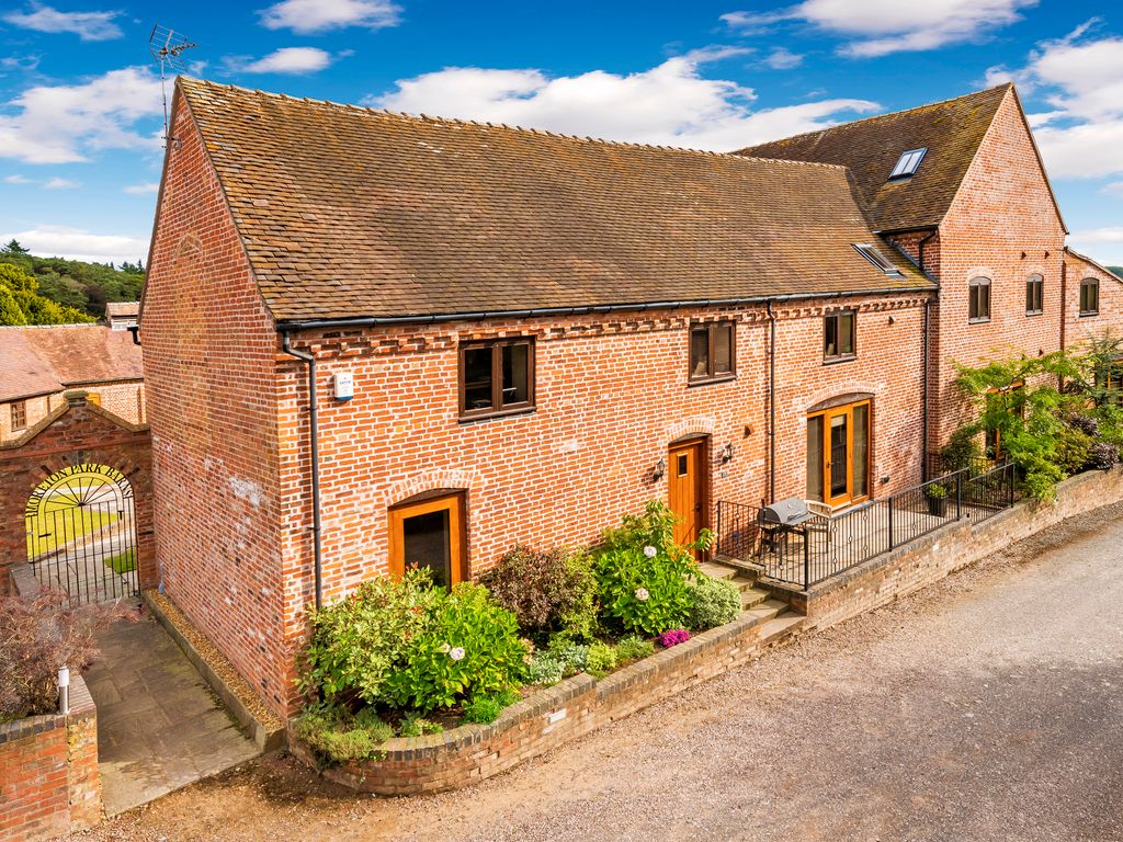 4 bed barn conversion for sale in Walnut Tree Lane, Moreton, Newport