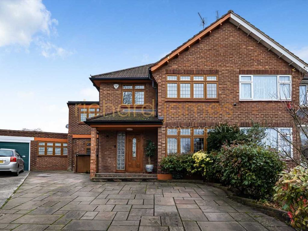 5 bed semidetached house for sale in Chanctonbury Way, London N12, £